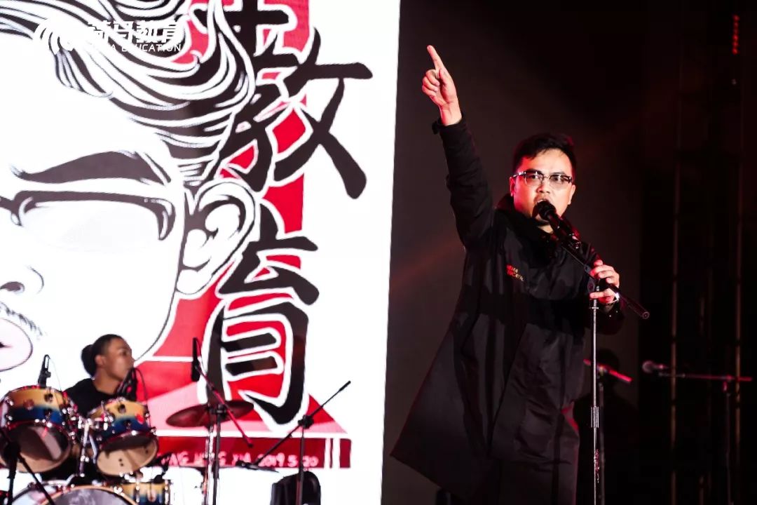 包含竞技盛宴持续进行，捧金瞬间令人热泪盈眶的词条