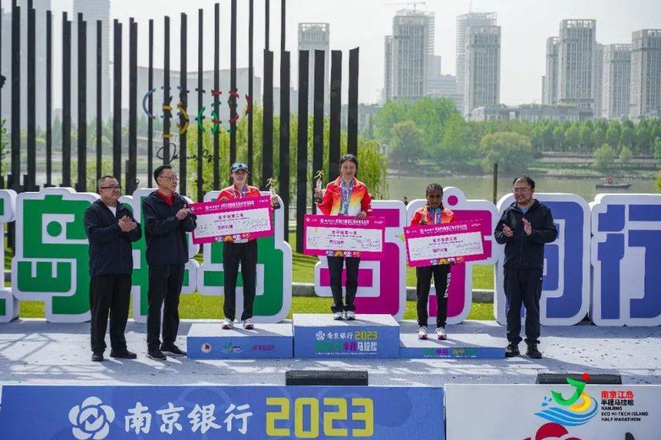 非洲选手连胜击败对手登上领奖台